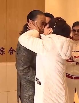 谢贤与狄波拉的婚姻维持了15年(84岁谢贤带前妻狄波拉现身)(3)