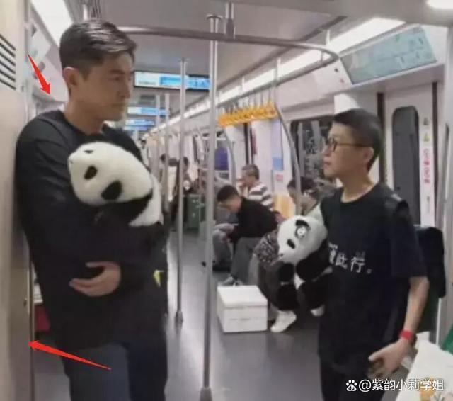 胡歌抱“国宝花花”坐地铁下班 网友大赞胡歌毫无明星架子,很有亲和力!