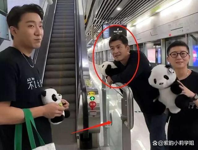 胡歌抱“国宝花花”坐地铁下班 网友大赞胡歌毫无明星架子,很有亲和力!