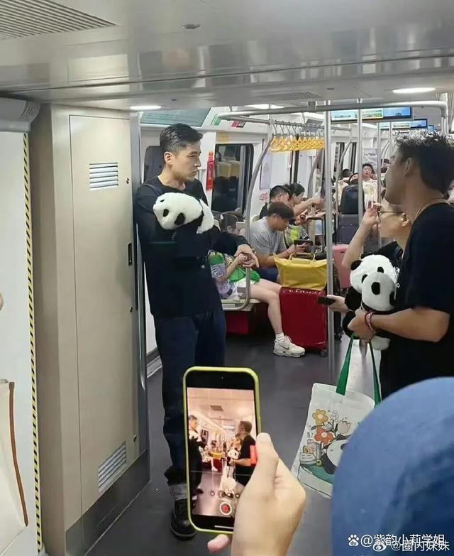 胡歌抱“国宝花花”坐地铁下班 网友大赞胡歌毫无明星架子,很有亲和力!