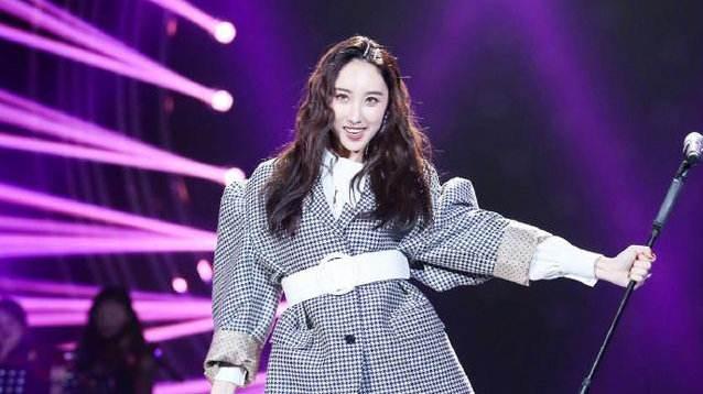 和四大天王抗衡的歌手（桌子上独舞也能展示巨星风范）(2)