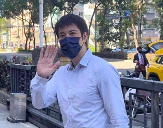 李靓蕾发声明反击王力宏 曾发文讽刺王力宏演唱会消费家人