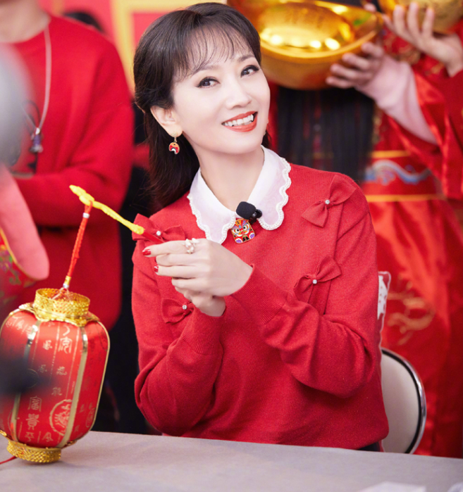 赵雅芝简历个人资料简介：2段婚姻，3儿子都是学霸，她69岁比45岁儿子还年轻