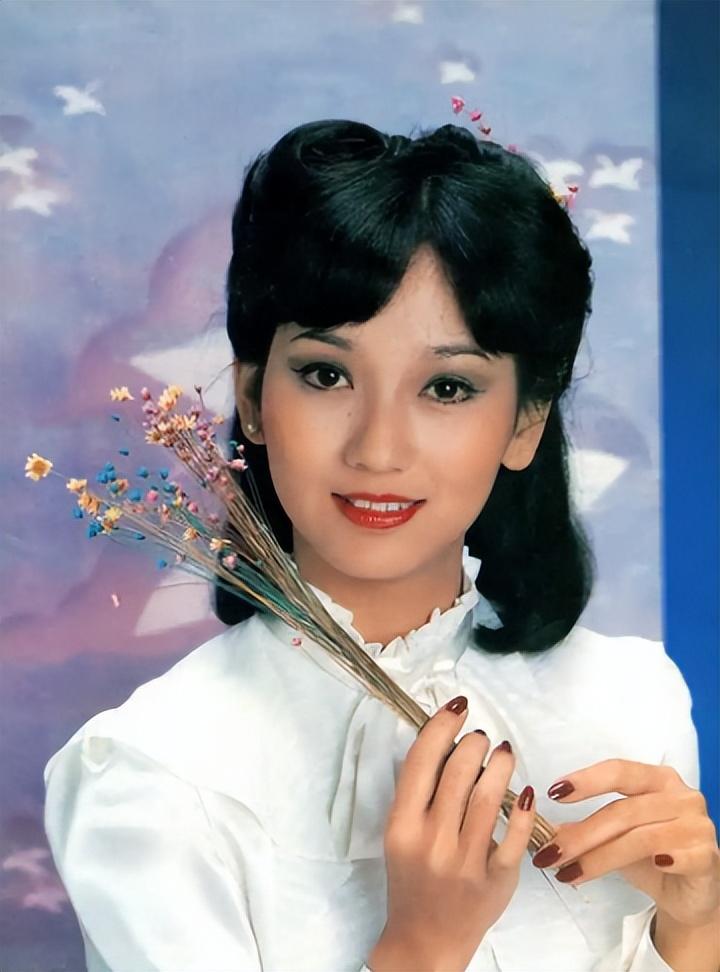 赵雅芝简历个人资料简介：2段婚姻，3儿子都是学霸，她69岁比45岁儿子还年轻