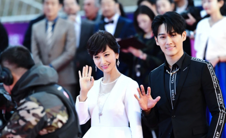 赵雅芝简历个人资料简介：2段婚姻，3儿子都是学霸，她69岁比45岁儿子还年轻