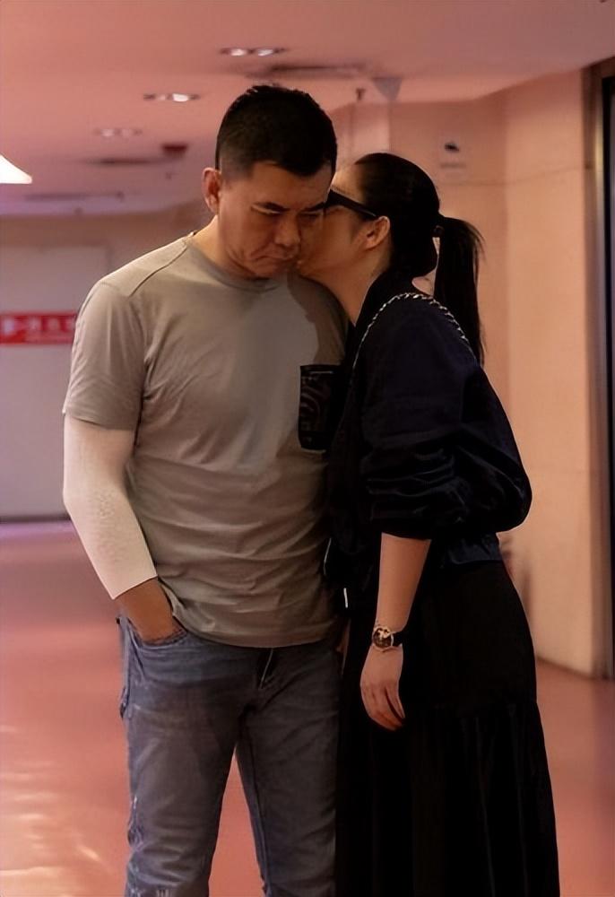 王新军个人资料简介及家世（王新军：功成名就后抛弃妻子，再婚把秦海璐当成宝，唐静到底差哪）