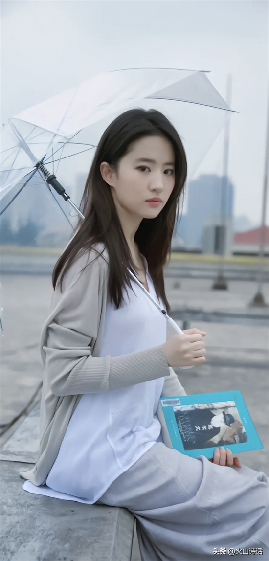 刘亦菲简介个人资料（刘亦菲：从“神仙姐姐”到“花木兰”，她到底经历了什么？）