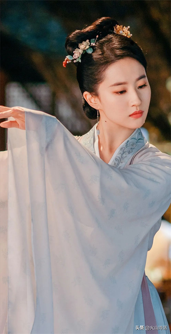 刘亦菲简介个人资料（刘亦菲：从“神仙姐姐”到“花木兰”，她到底经历了什么？）