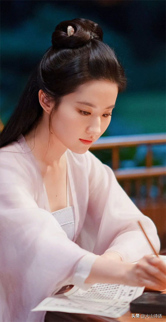 刘亦菲简介个人资料（刘亦菲：从“神仙姐姐”到“花木兰”，她到底经历了什么？）