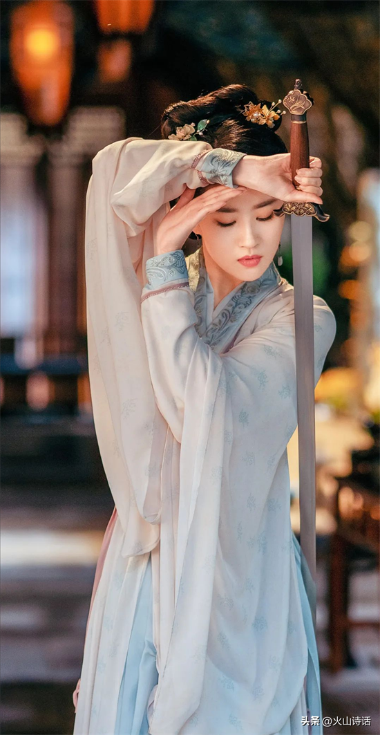 刘亦菲简介个人资料（刘亦菲：从“神仙姐姐”到“花木兰”，她到底经历了什么？）