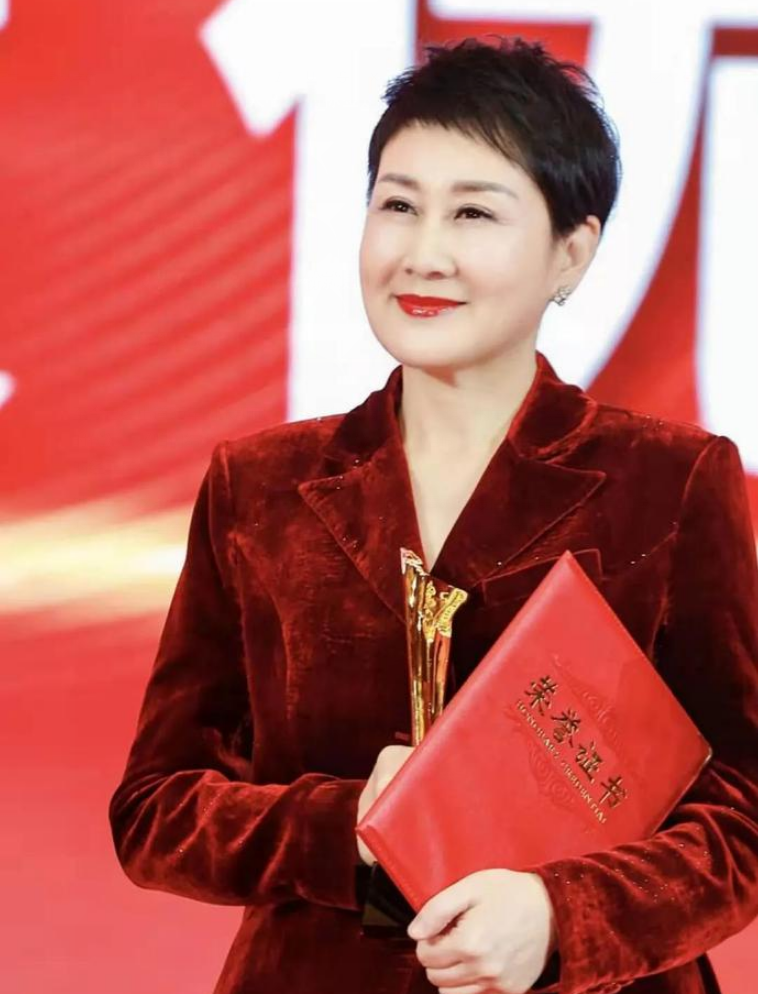 张凯丽个人资料简介及新闻（张凯丽：34岁嫁给作家，和丈夫相爱26年，却从不让女儿喊她妈妈）
