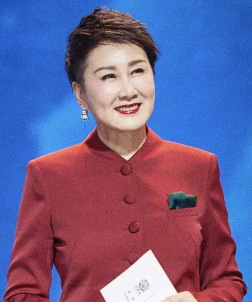 张凯丽个人资料简介及新闻（张凯丽：34岁嫁给作家，和丈夫相爱26年，却从不让女儿喊她妈妈）