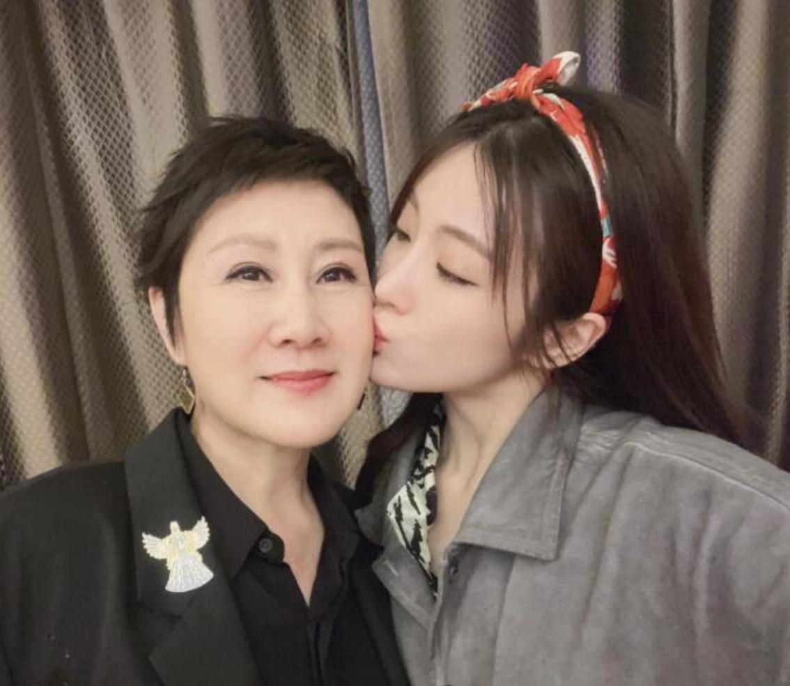 张凯丽个人资料简介及新闻（张凯丽：34岁嫁给作家，和丈夫相爱26年，却从不让女儿喊她妈妈）
