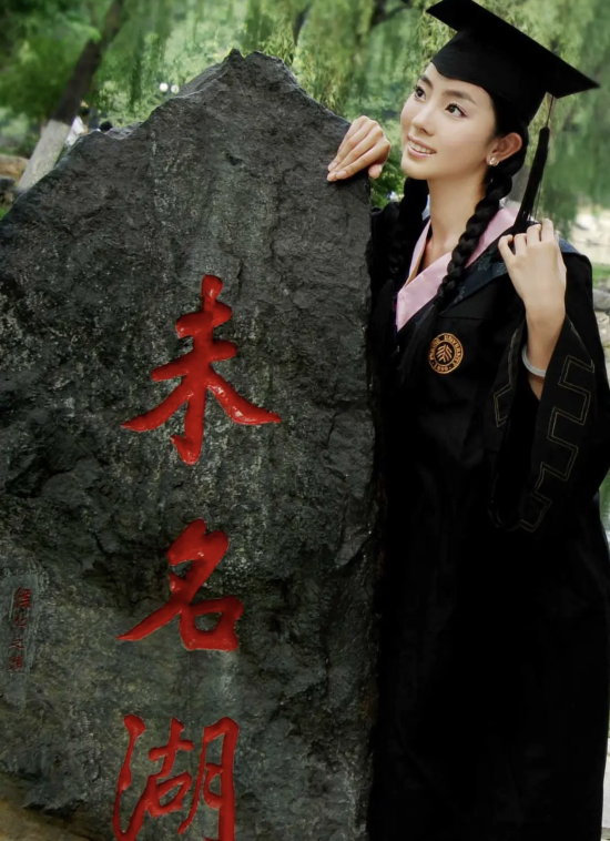 李思思：26岁主持春晚，嫁给初恋生下2个儿子，活成人生赢家