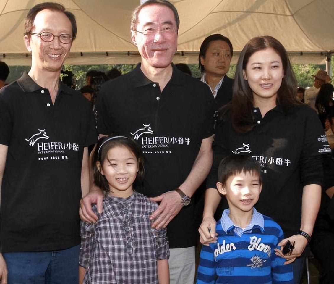 伏明霞个人资料简介及身高(首个跳板双冠王,退役安置体育局的伏明霞待遇年薪如何?)