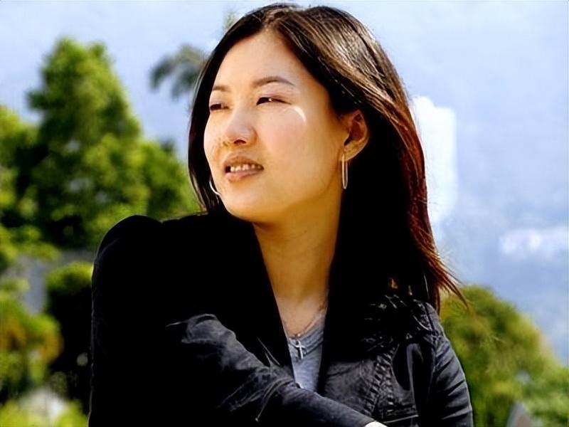 伏明霞个人资料简介及身高(首个跳板双冠王,退役安置体育局的伏明霞待遇年薪如何?)