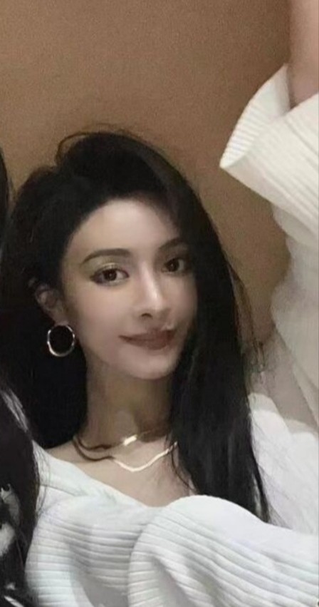 杜淳老婆王灿晒聚会照,与包文婧不像孩子妈,美女网红撞脸杨幂