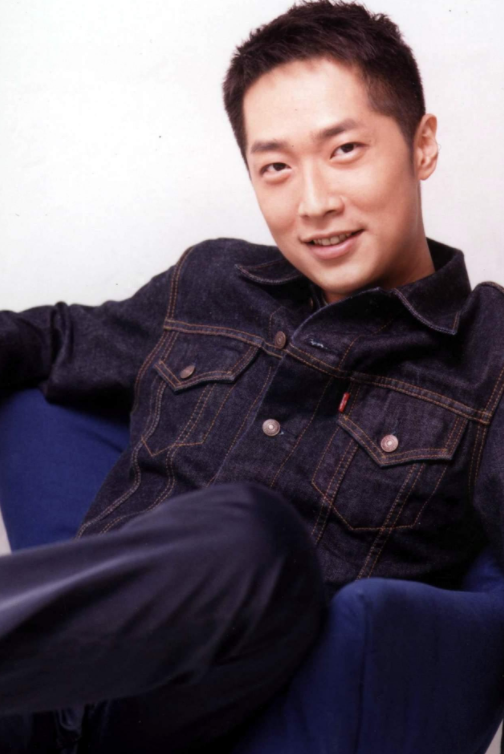 马浚伟个人资料：从演员转行公务员，考北大一年拿了20多个证，52岁仍不婚