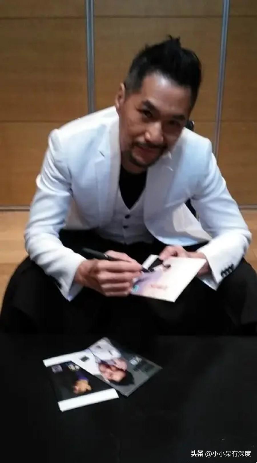 文章个人资料简历（文章，一个被淡忘的老歌手，他与费翔演唱的故乡的云，哪个更好？）