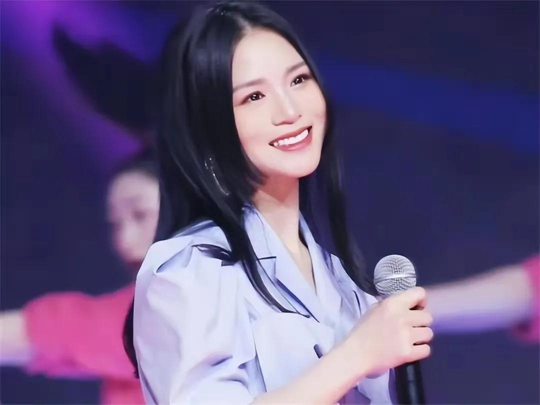 快乐女声季军黄英个人资料，虽未大红大紫，却成为最幸福的女孩