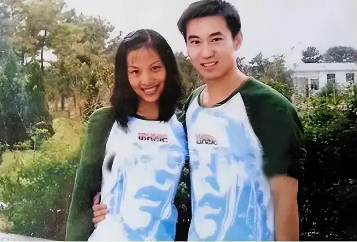 王亚平航天员个人资料(航天女英雄王亚平,全家照被曝光!丈夫身份体面,妹妹比她更漂亮)