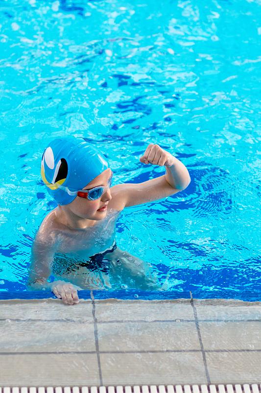 学游泳难不难如何快速学会游泳（还不会游泳掌握这几点）(6)