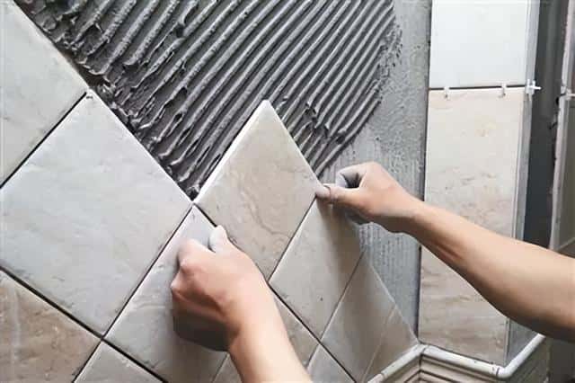 水泥砂浆贴墙砖会掉吗（铺墙砖用纯水泥还是水泥沙浆）