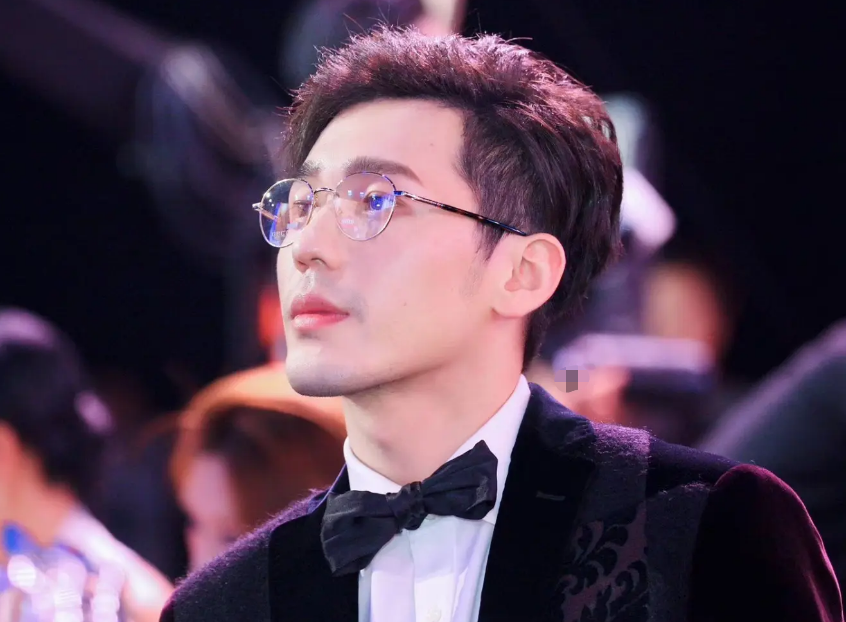 家世惊人、感情专一的演员白宇，龙套多年终成“剧抛脸”