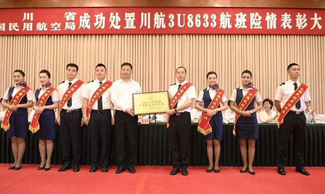 中国机长原型故事：飞机万米高空玻璃破碎，机长冷静应对创造世界奇迹