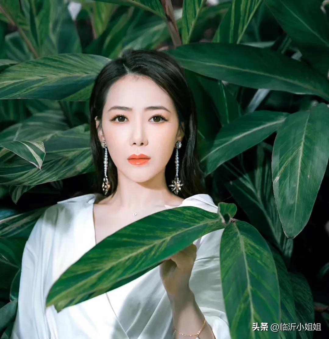 陈紫函资料，优雅美艳的知性美女，性感撩人的身姿，魅力四射