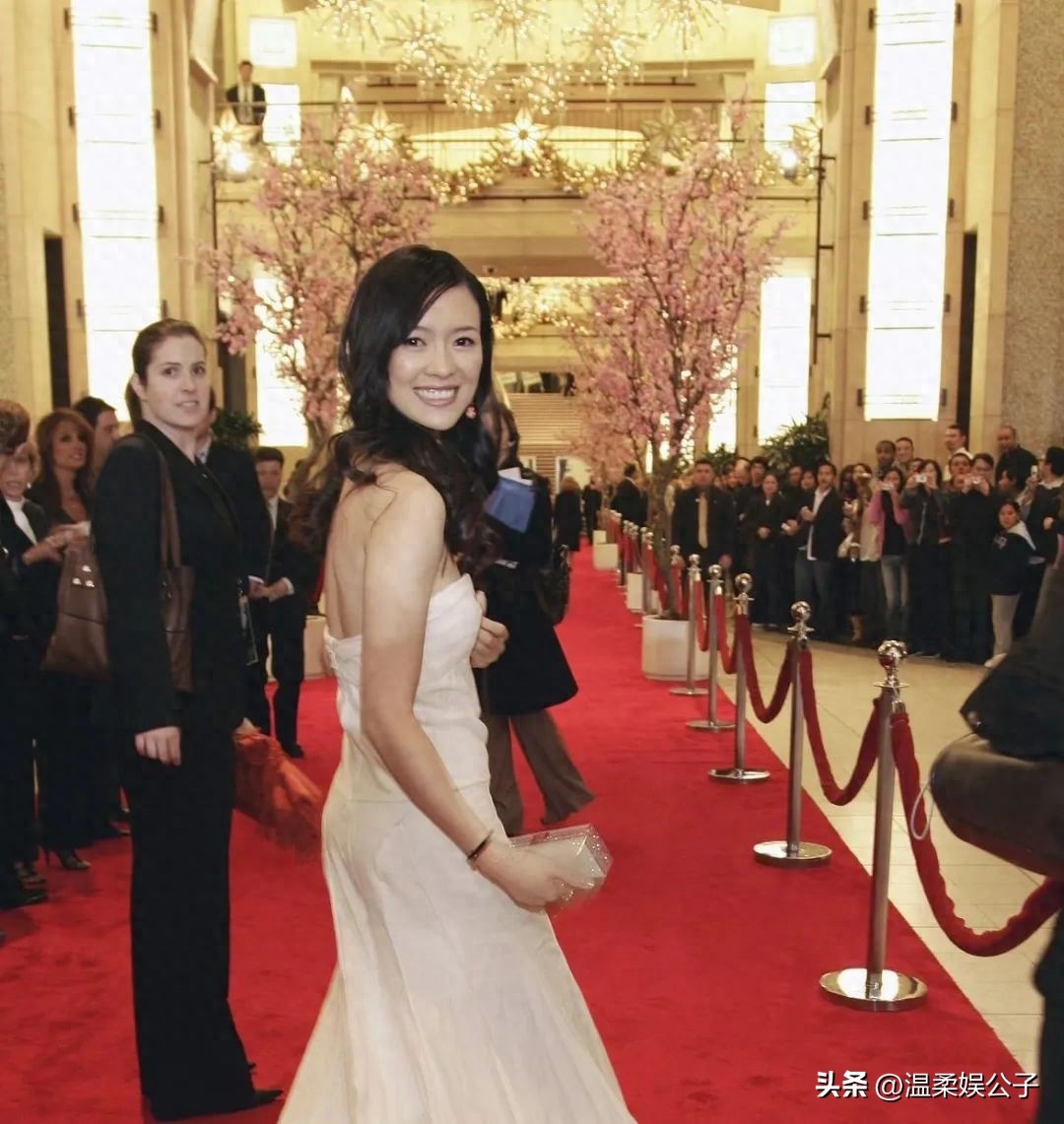 为何说章子怡不是巩俐第二?看完两人的合影我懂了