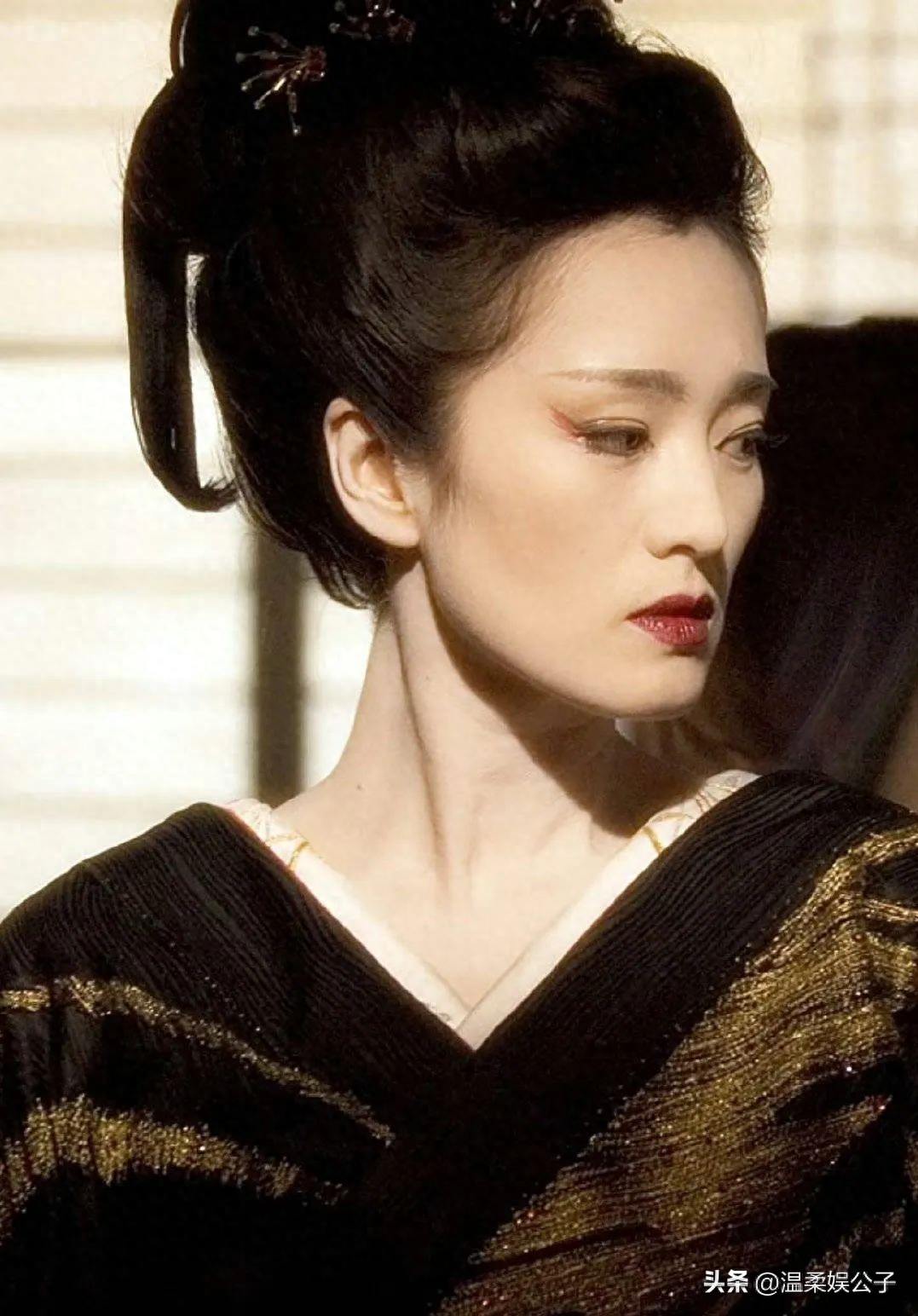 为何说章子怡不是巩俐第二?看完两人的合影我懂了