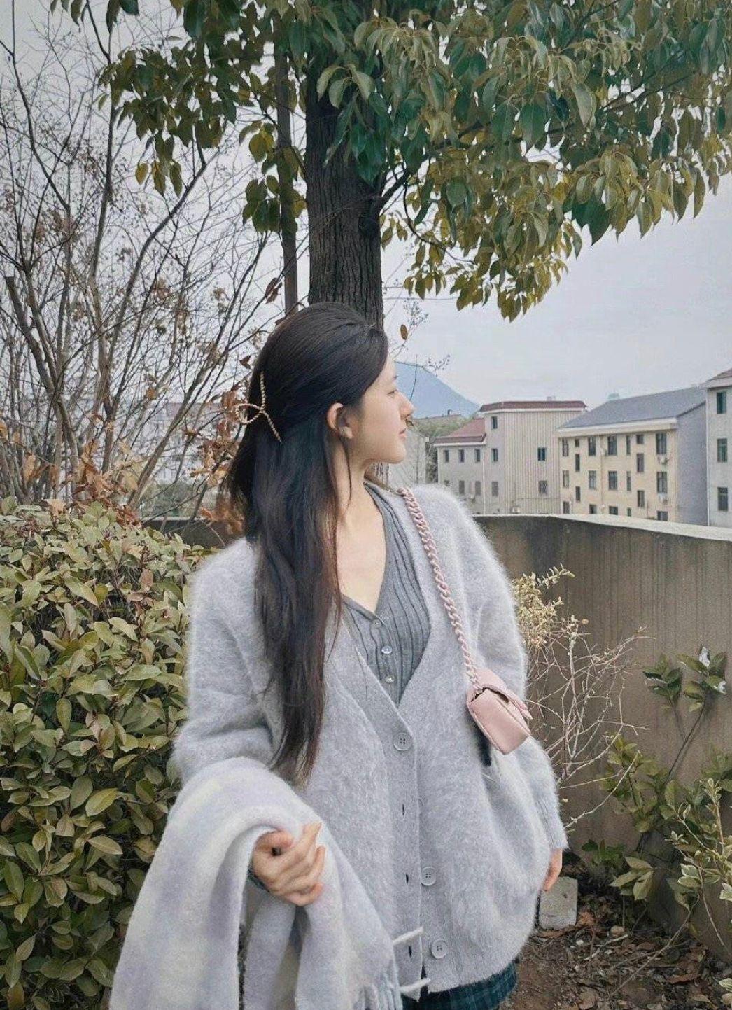 赵露思带火了开春新穿搭：奶奶衫+鲨鱼裤，洋气减龄，还能显腿长