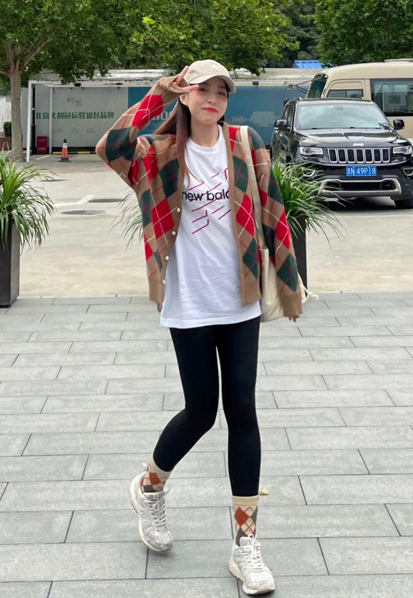 赵露思带火了开春新穿搭：奶奶衫+鲨鱼裤，洋气减龄，还能显腿长