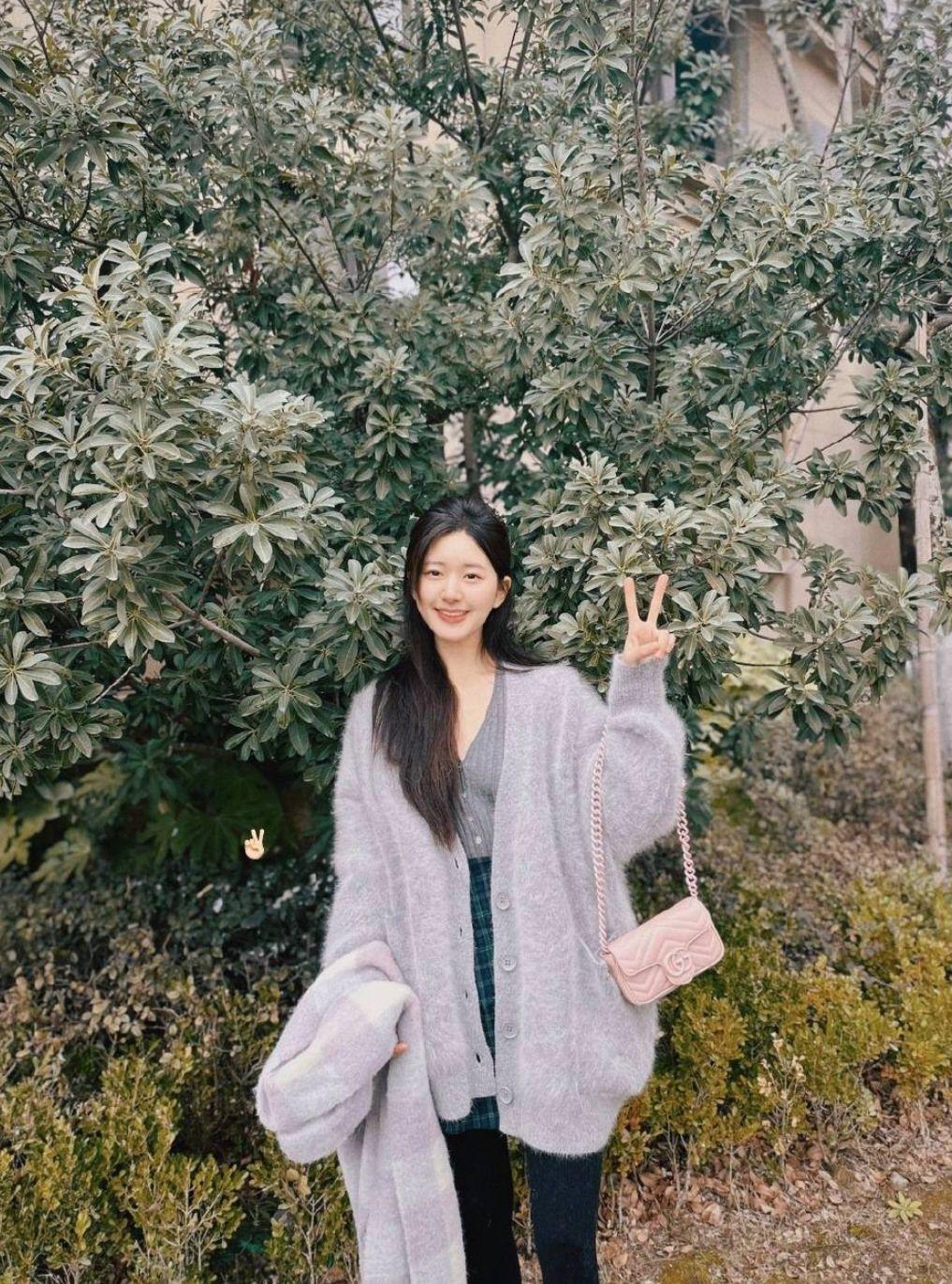 赵露思带火了开春新穿搭：奶奶衫+鲨鱼裤，洋气减龄，还能显腿长