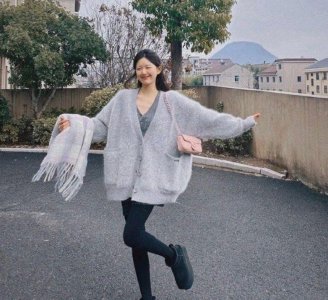 ​赵露思带火了开春新穿搭：奶奶衫+鲨鱼裤，洋气减龄，还能显腿长