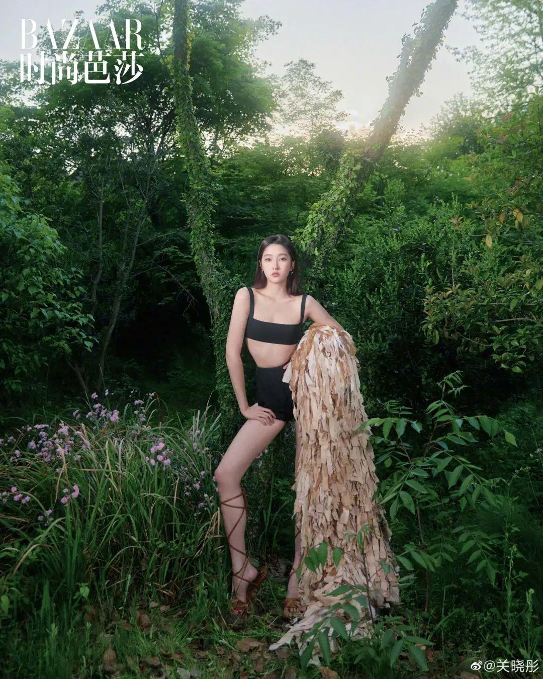 关晓彤时尚照又翻车！绿眼影嘟嘟嘴，为凹出直角肩站姿扭曲