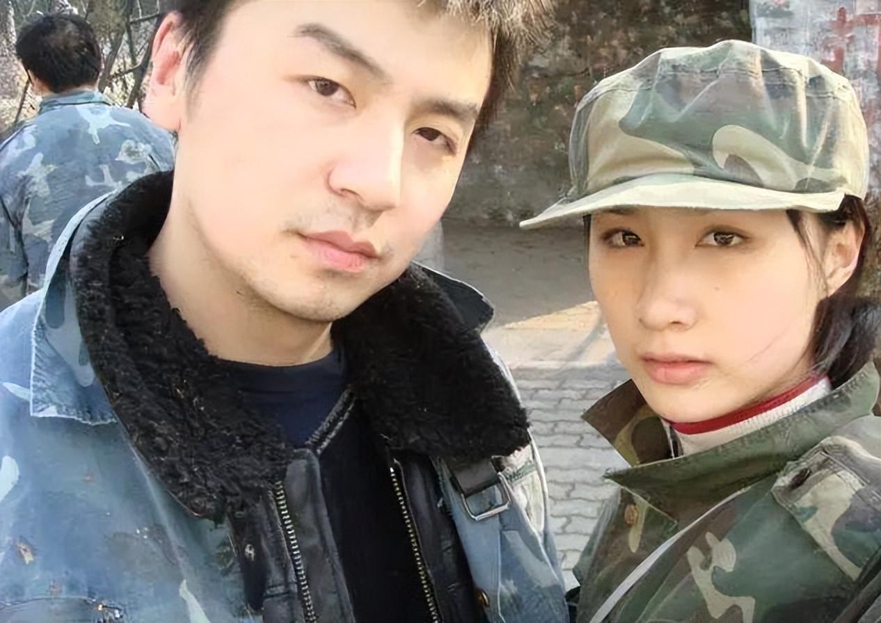 雷佳音一家三口罕同框！爸爸过马路紧牵女儿小手，孩子继承高颜值