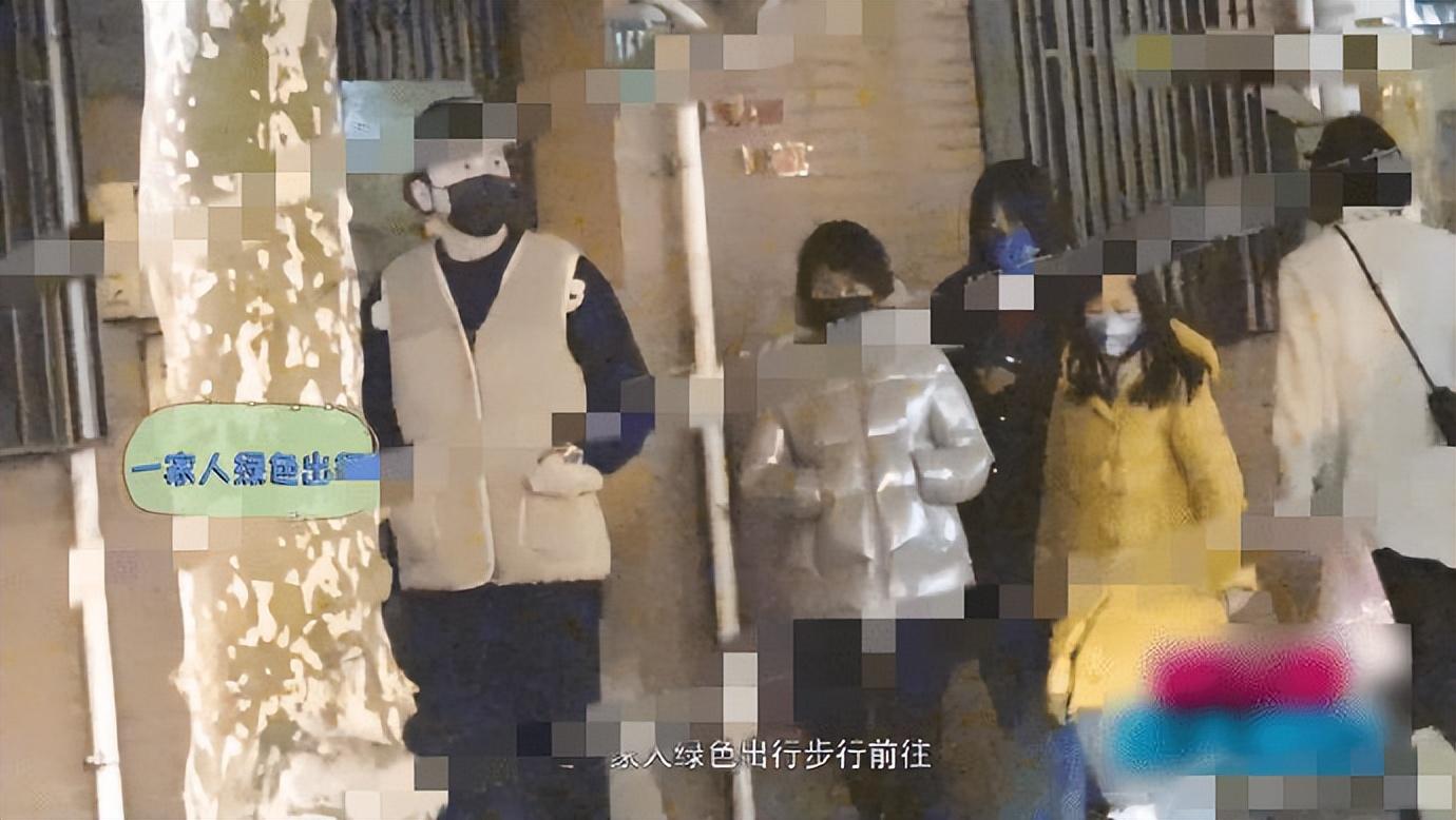 雷佳音一家三口罕同框！爸爸过马路紧牵女儿小手，孩子继承高颜值