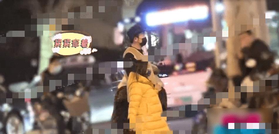 雷佳音一家三口罕同框！爸爸过马路紧牵女儿小手，孩子继承高颜值