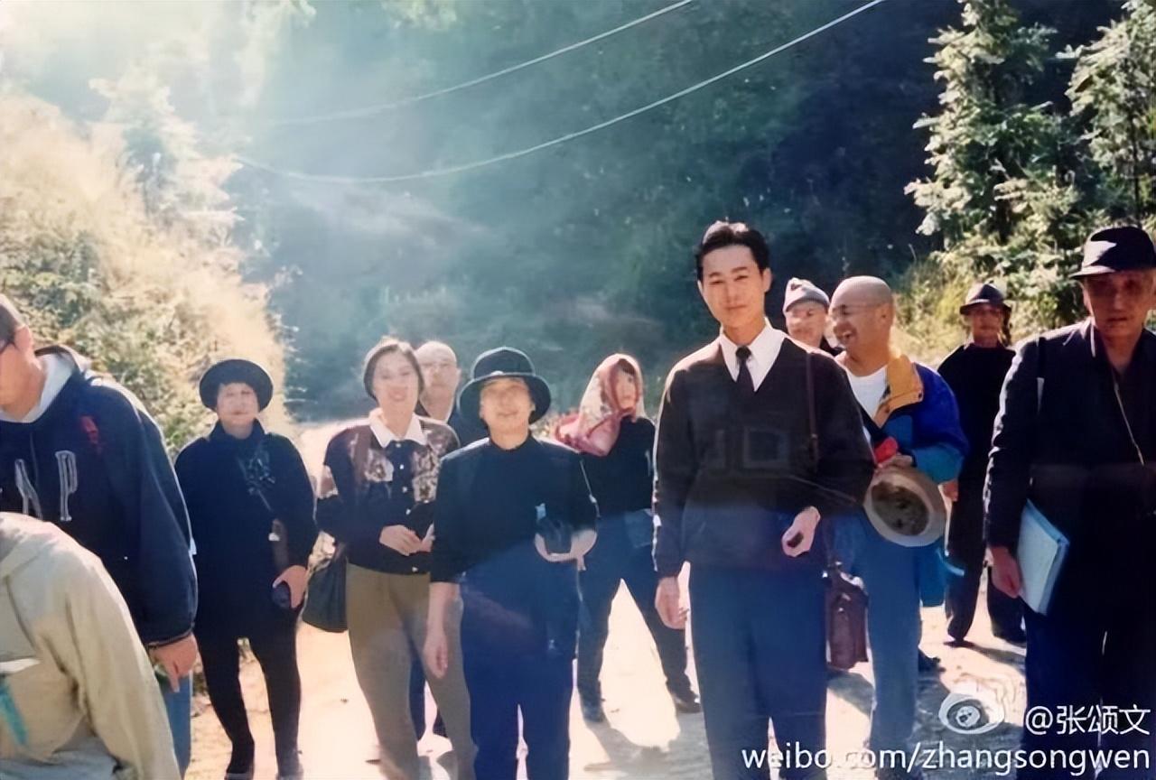 三年被800个剧组拒绝，90年代当导游月入2万，狂飙前的张颂文啥样