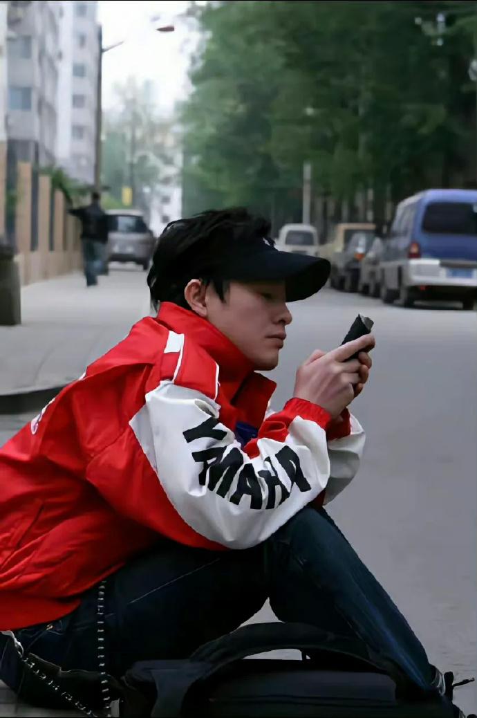 三年被800个剧组拒绝，90年代当导游月入2万，狂飙前的张颂文啥样