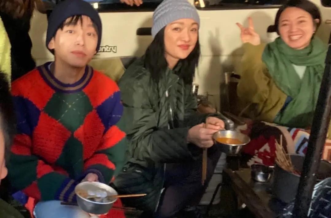 周迅彭昱畅露营,二人差20岁似姐弟,闺蜜阿雅却惨被拍成路人