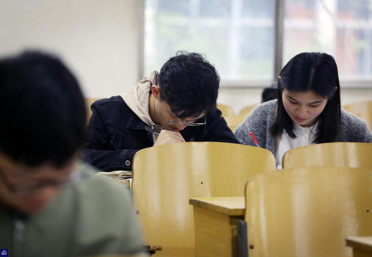 一个本科大学生一年要花多少钱（现在供一个大学生一年多少钱）