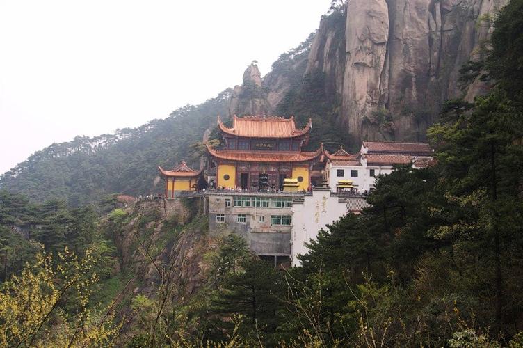 第三天:中午在宾馆休息后,下午游览庐山最著名的景点之一汉九华宫,晚上去九龙湖游玩。