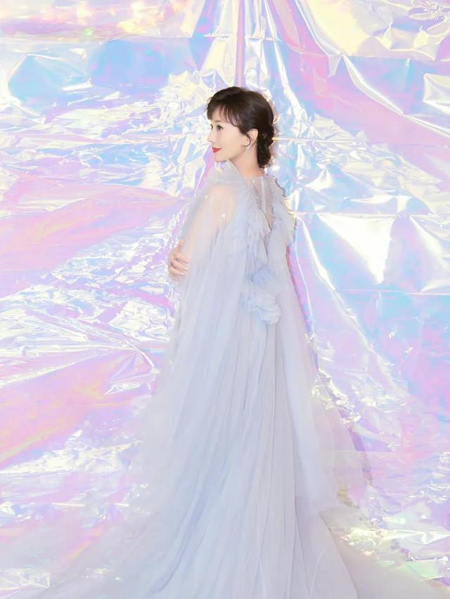 中年萧蔷的丰腴型身材(年过50身材依旧火辣的女星)(19)