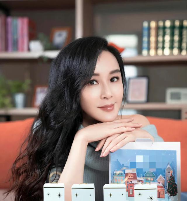 中年萧蔷的丰腴型身材(年过50身材依旧火辣的女星)(1)