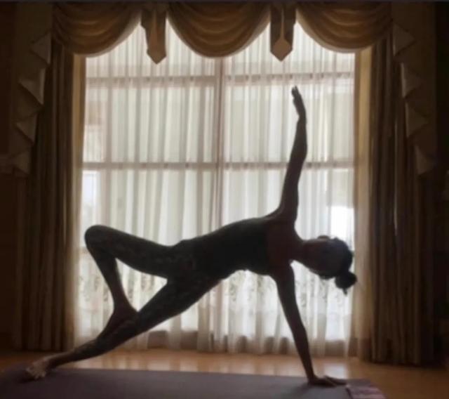 中年萧蔷的丰腴型身材(年过50身材依旧火辣的女星)(3)