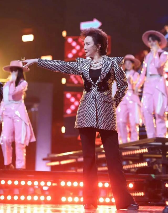 中年萧蔷的丰腴型身材(年过50身材依旧火辣的女星)(10)