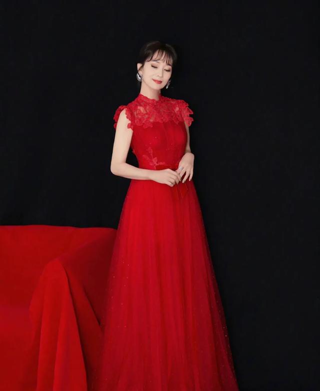 中年萧蔷的丰腴型身材(年过50身材依旧火辣的女星)(18)